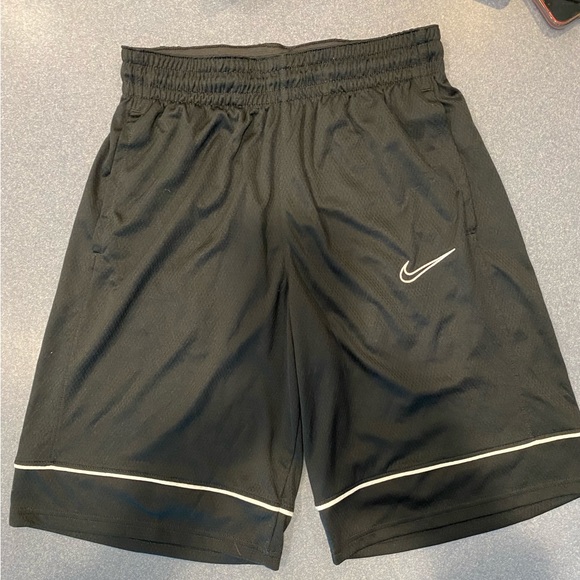 Men’s Nike Dri Fit Basketball Shorts - Picture 4 of 6